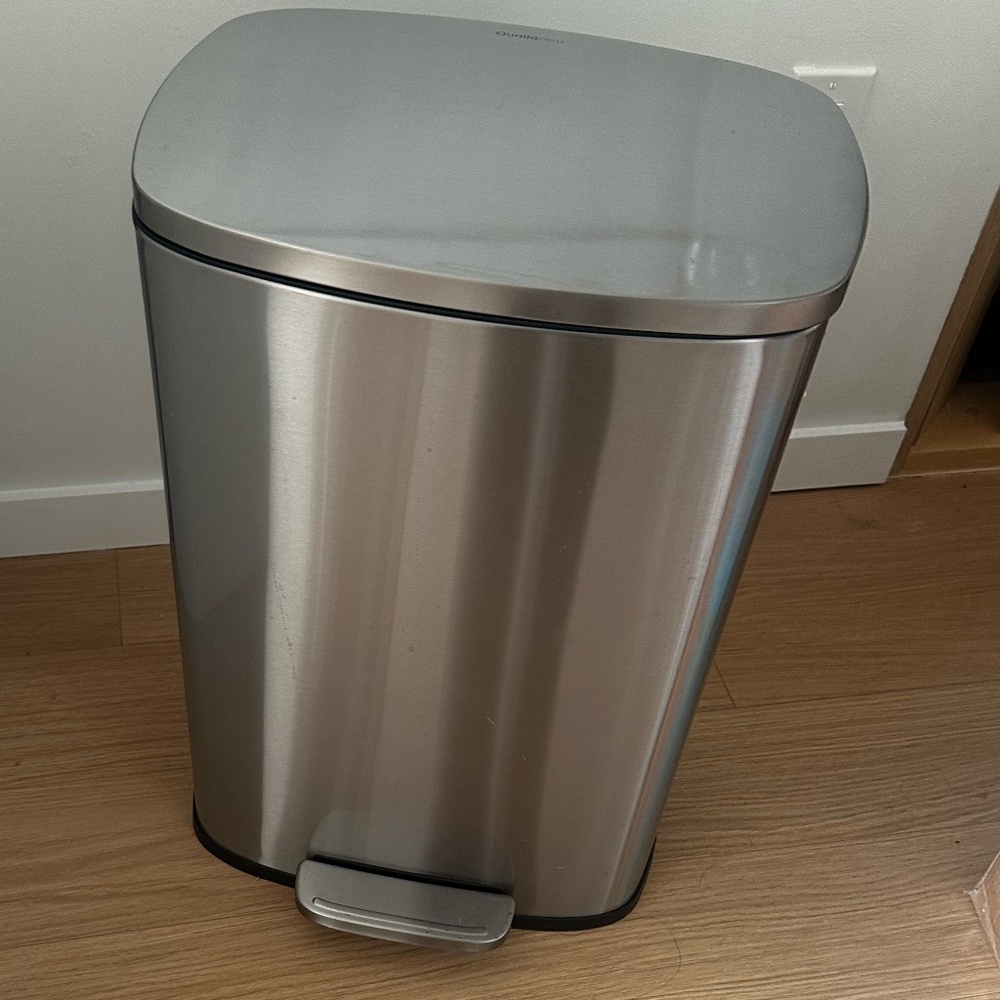 Great condition THRASH CAN -DISCOUNTED